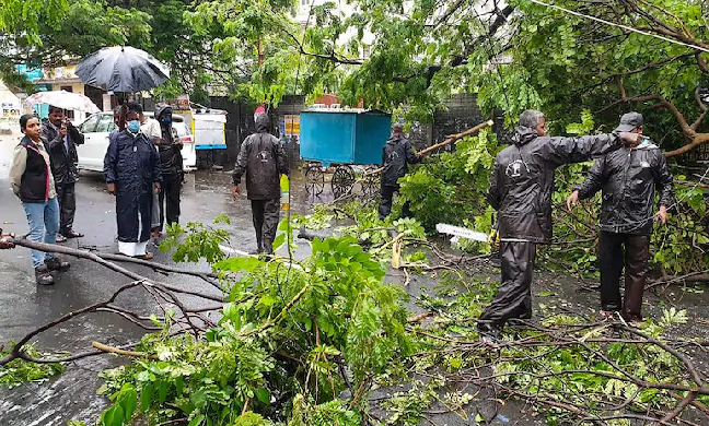 Cyclone Burevi Updates: चक्रवाती तूफान तमिलनाडु से 40 किलोमीटर दूर, 5 जिलों में अलर्ट जारी…