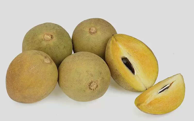 eat chikoo: आइए जानें कि चीकू खाने से शरीर को क्या-क्या फायदे होते हैं