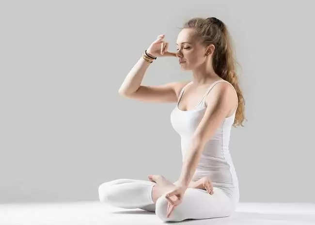 Yoga: जानें अनुलोम विलोम प्राणायाम करने की उचित विधि और लाभ