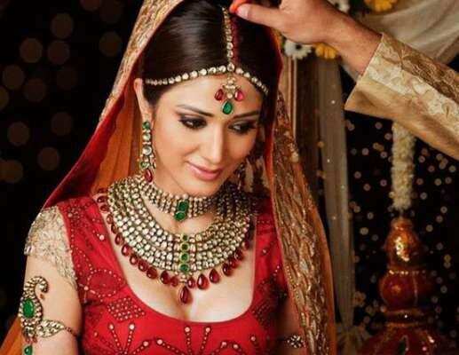 सुहागन महिलाएं इस तरह से लगाए मांग में सिंदूर,पति की होगी लंबी उम्र