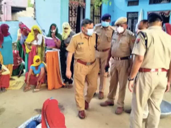 ALWAR : घर के बाहर सो रहे व्यक्ति की गला रेतकर हत्या:जमीन पर अपने खून से कुछ लिखना चाहा लेकिन बेहोश हो गया, यह पता नहीं चल सका कि हत्या किसने और क्यों की