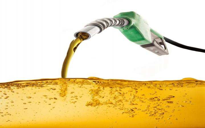 मार्च तक और महंगा होने की संभावना हैं तेल की , पड़ोसी देशों में भारत से सस्ता है पेट्रोल देखे रिपोर्ट