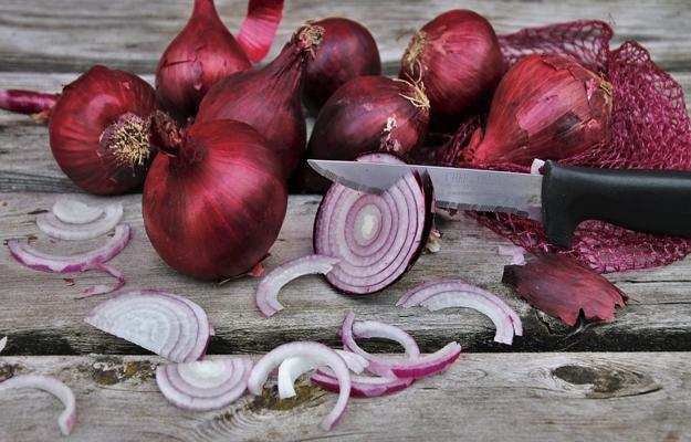 Benefits of Raw Onion: जानिए कच्चे प्याज के चमत्कारी फायदों के बारे में