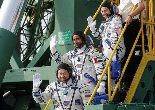 पृथ्वी पर पहला संयुक्त अरब अमीरात अंतरिक्ष यात्री लौटा