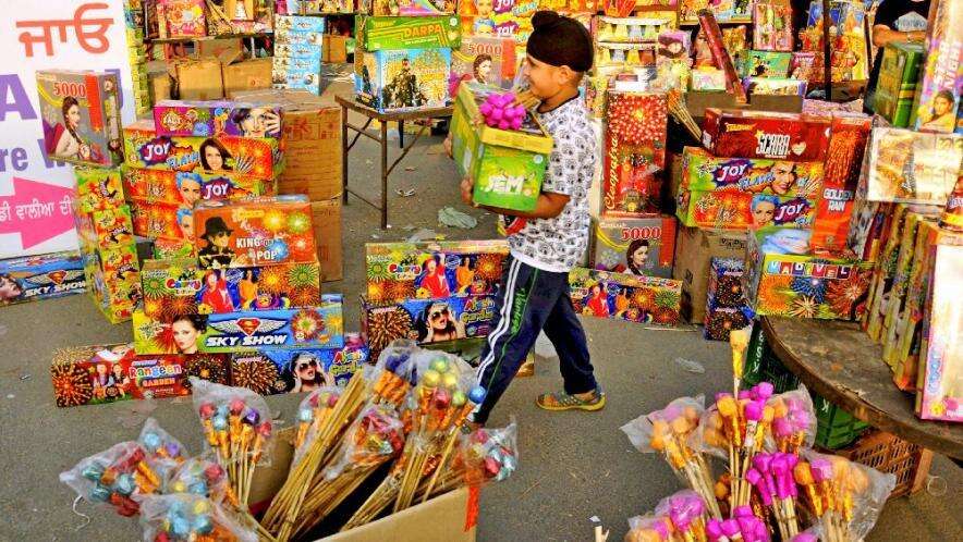 सिर्फ लाइसेंस होल्डर दुकानदार ही बेच सकेंगे दिवाली पर पटाखे, ऑनलाइन बेचना पर भी होगी अवमानना –सुप्रीम कोर्ट