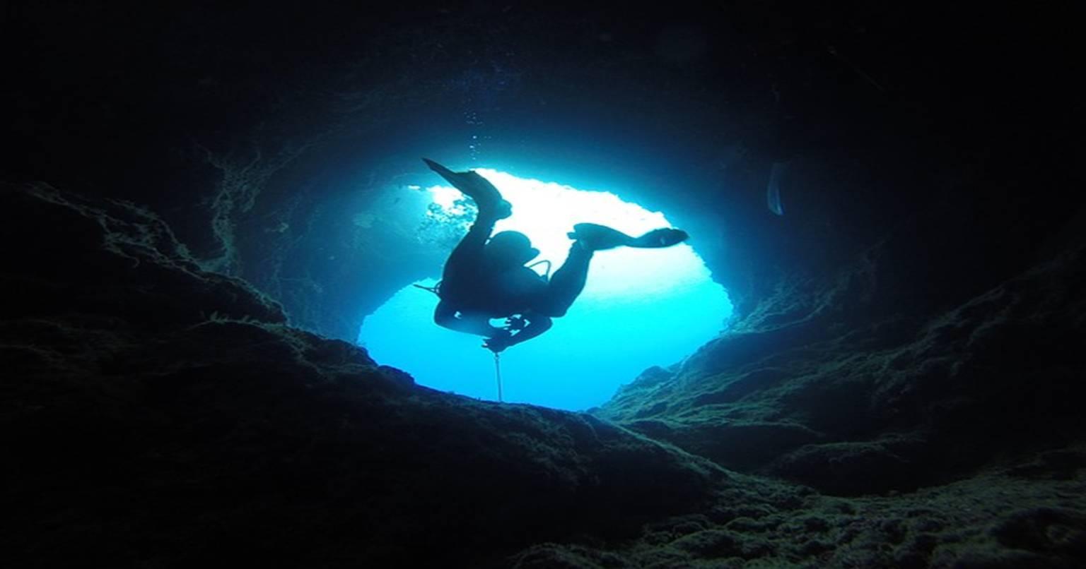 video: समुद्र के नीचे मिली एक शानदार गुफा, जहां का नजारा देखकर आप रह जाएंगे दंग..