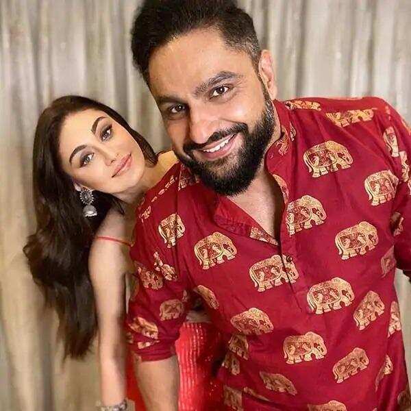 Karwa Chauth 2020: TV की इन अभिनेत्रियों ने इस अंदाज में अपने पतियों के साथ मनाया करवा चौथ का त्योहार, देखें तस्वीरें