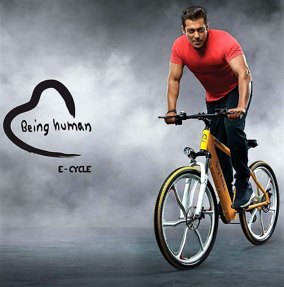 ये क्या पैसे के लिये कुछ भी करेगा , हज़ारों करोड़ का मालिक सड़कों पर साईकिल बेचने पर उतर आया