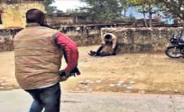 Rajasthan News: बीच सड़क 10 साल के चचेरे भाई की गर्दन काटी, खून बहता रहा और वीडियो बनाते रहे लोग….