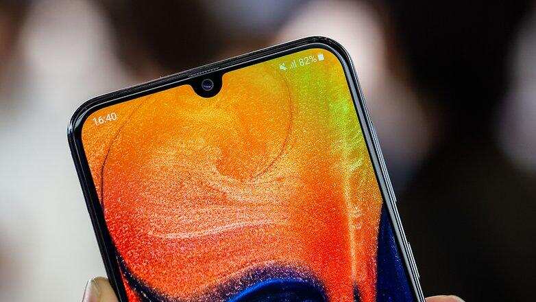 इस बढ़िया फ़ोन की कीमत जानकर चौक जायेंगे आप, इस फ़ोन में दिए गए इतने सारे शानदार फीचर्स की आप इस्तेमाल करते करते थक जायेंगे!