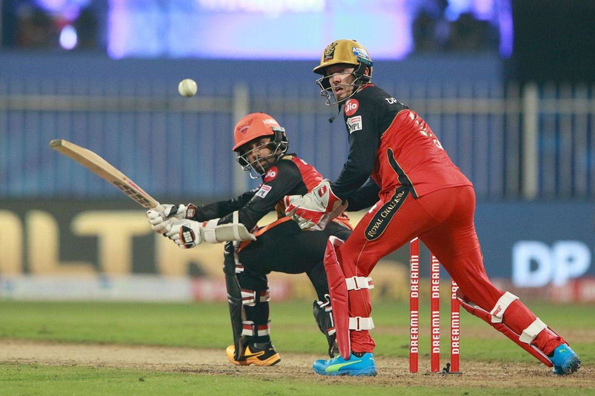 IPL 2020, RCB VS  SRH:हैदराबाद ने बैंगलोर को 5 विकेट से दी मात ,प्लेऑफ  की जंग हुई रोमांचक
