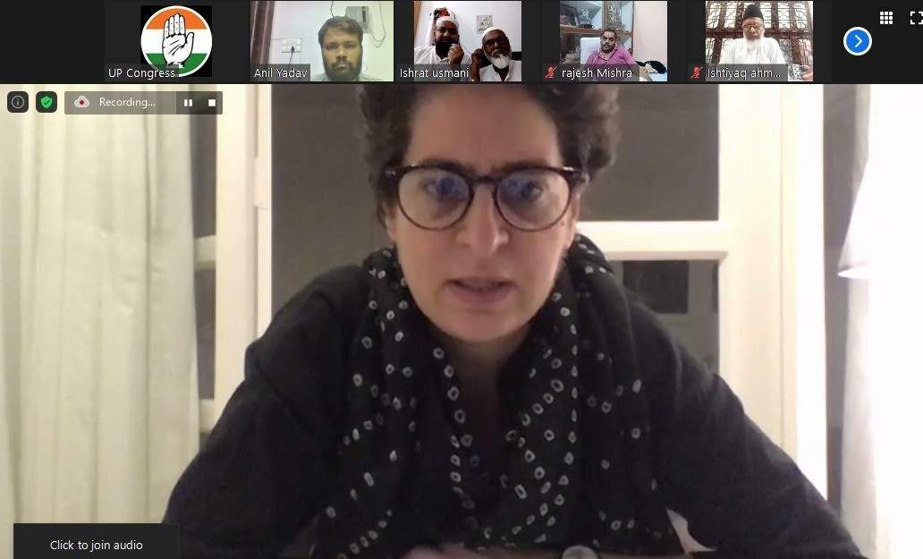 Priyanka Gandhi ने वाराणसी के बुनकरों से बातचीत की