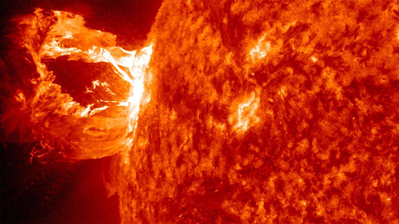सूरज से निकलने वाली विशाल लपटें धरती के चुंबकीय क्षेत्र को प्रभावित कर सकती हैं
