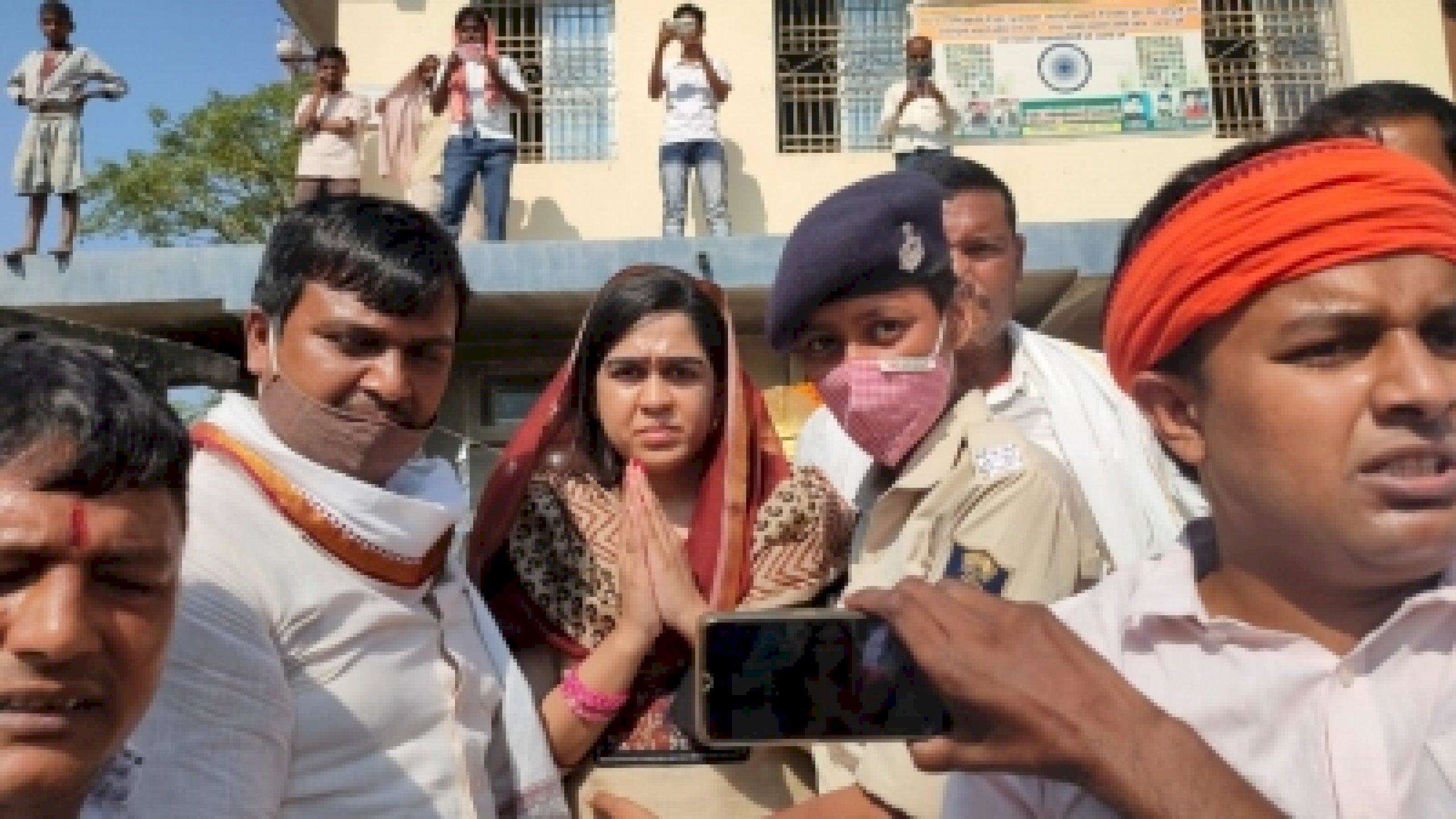Bihar: लालू की पुत्रवधू ऐश्वर्या ने जदयू के लिए मांगा वोट, किया रोडशो