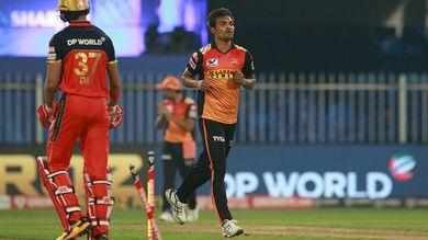 IPL 2020, RCB VS  SRH:हैदराबाद ने बैंगलोर को 5 विकेट से दी मात ,प्लेऑफ  की जंग हुई रोमांचक