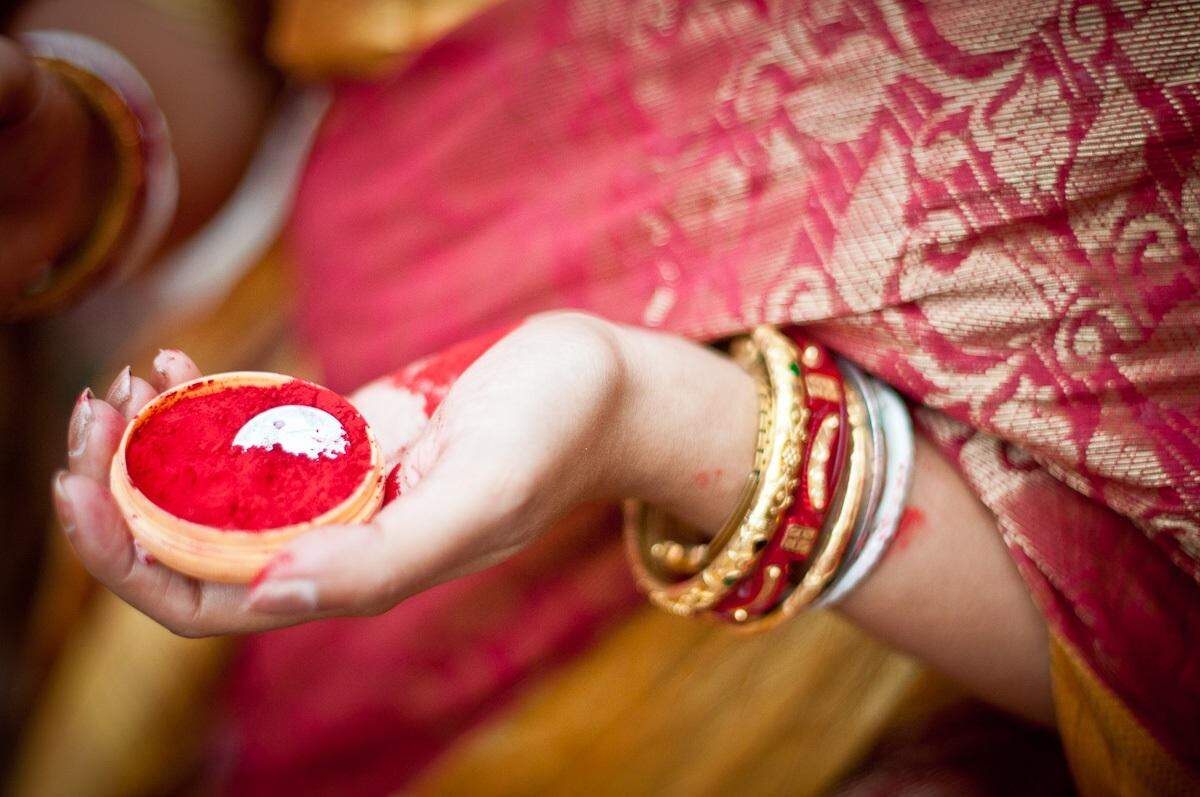 सुहागन महिलाएं इस तरह से लगाए मांग में सिंदूर,पति की होगी लंबी उम्र