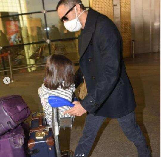 Aamir Khan: आमिर खान बच्चों के साथ ले रहे क्रिकेट का मजा, लगाए चौके-छक्के