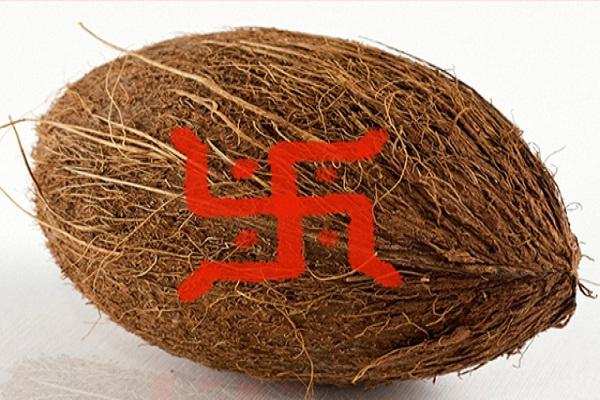 Puja path: पूजा का नारियल निकल जाए खराब, तो देता है यह संकेत