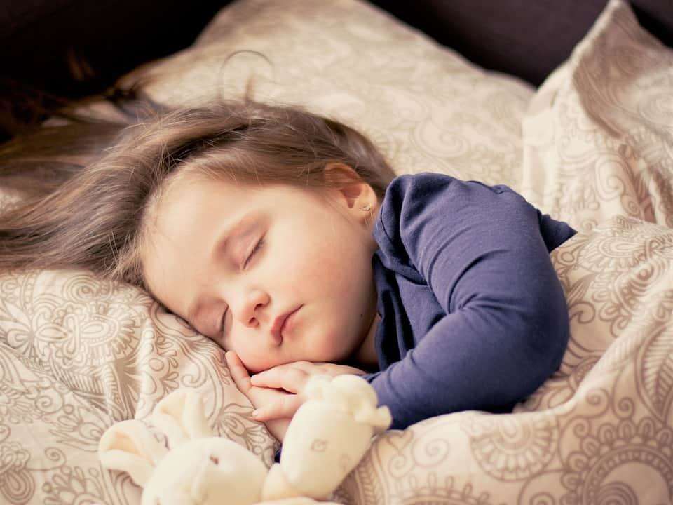 बच्चे नहीं सोते हैं समय पर तो आज ही अपना लें ये आसान से टिप्स