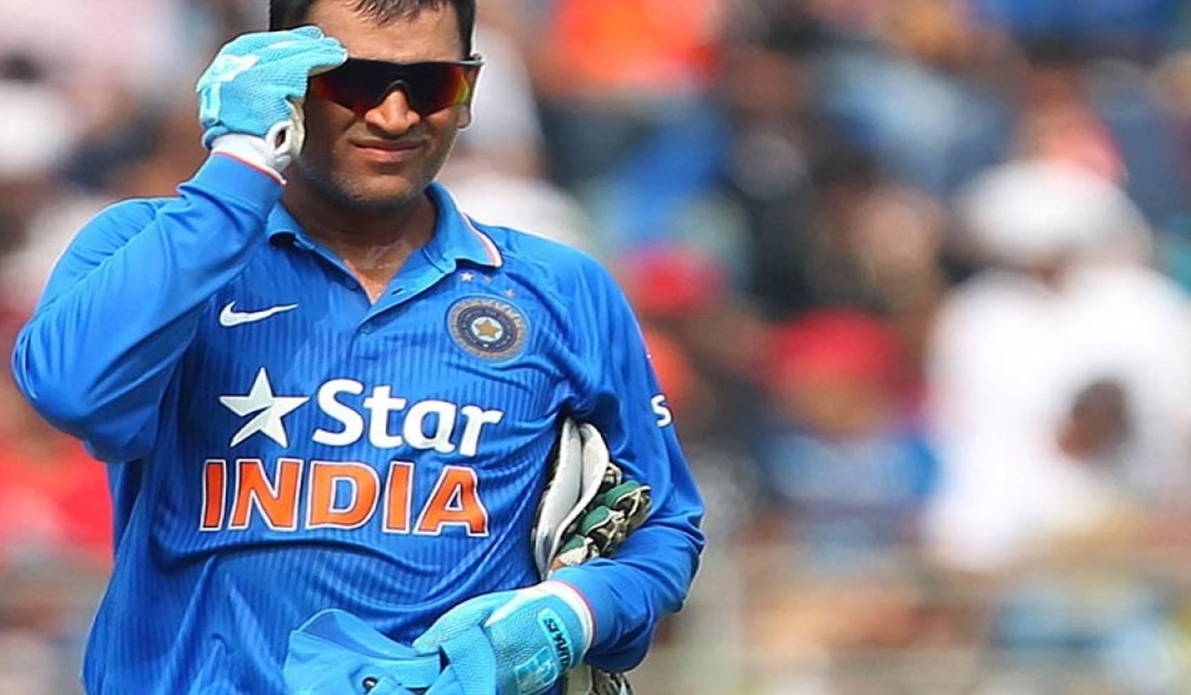 महेंद्र सिंह धोनी ने मैदान पर बिना बल्ला उठाए कर दिखाया वो काम जो आज तक कोई क्रिकेटर नहीं कर सका