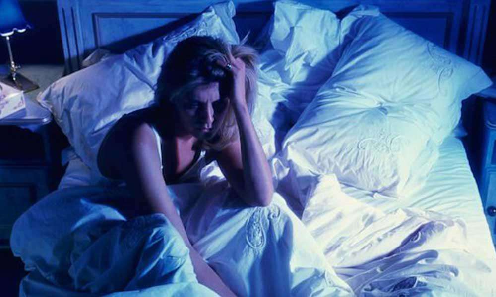 नींद की समस्या से परेशान,जानिए इसके लक्षण और उपचार