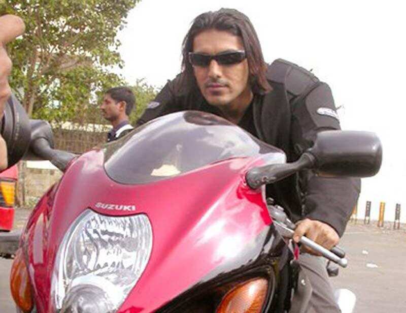 Dhoom Movie Complete 16 years: इस लेखक ने लिखी थी धूम की कहानी बताई विलेन के जीतने की सच्चाई