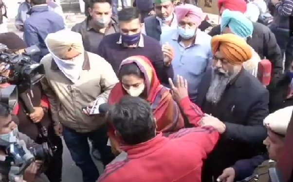 Farmers Protest: गाजीपुर बॉर्डर पर विपक्ष ने खोला मोर्चा, किसानों से मिलने पहुंचे 15 दलों के नेताओं को पुलिस ने रोका…