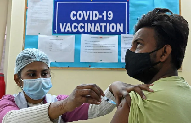 Covid 19 Vaccine: दिल्ली HC की सख्त टिप्पणी, कोरोना का टीका लग नहीं रहा और हम दान दिए जा रहे….