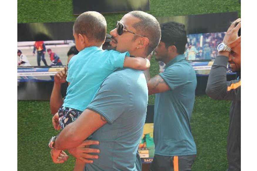 विराट अनुष्का के साथ पूरी भारतीय टीम ने देखी सचिन के जीवन की कहानी