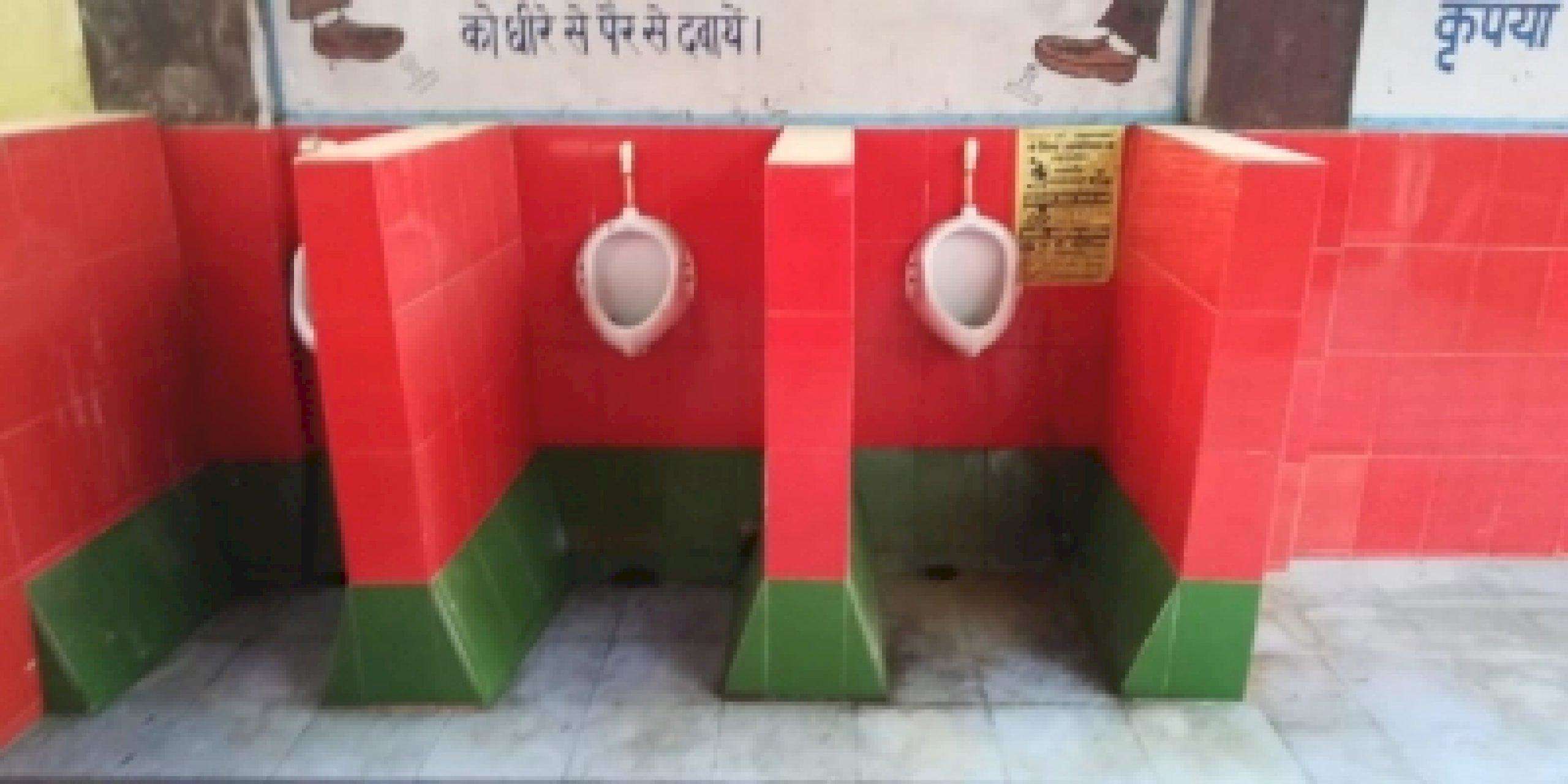 Uttar Pradesh : शौचालयों को सपा के रंग में रंगने पर भड़के सपाई