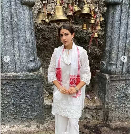 Sara Ali Khan: मां कामाख्या देवी के दर्शन करने पहुंची सारा अली खान, शेयर की तस्वीरें
