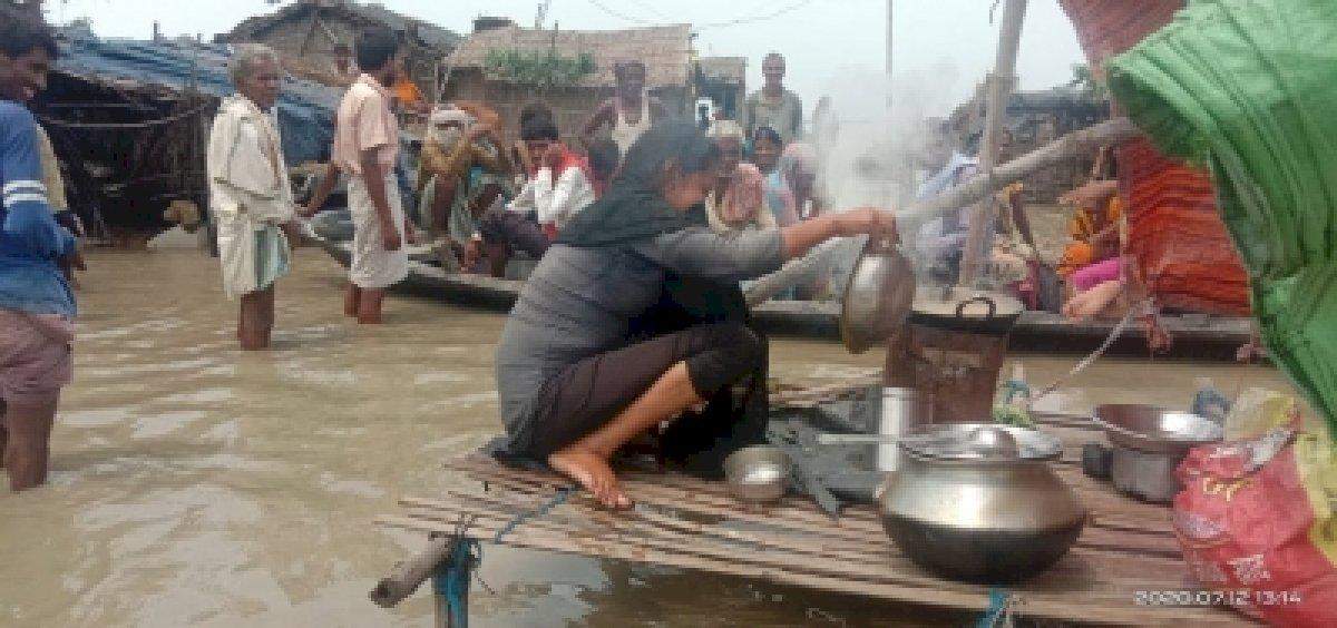 बिहार में नदियां उफान पर, कई क्षेत्रों में घुसा बाढ़ का पानी