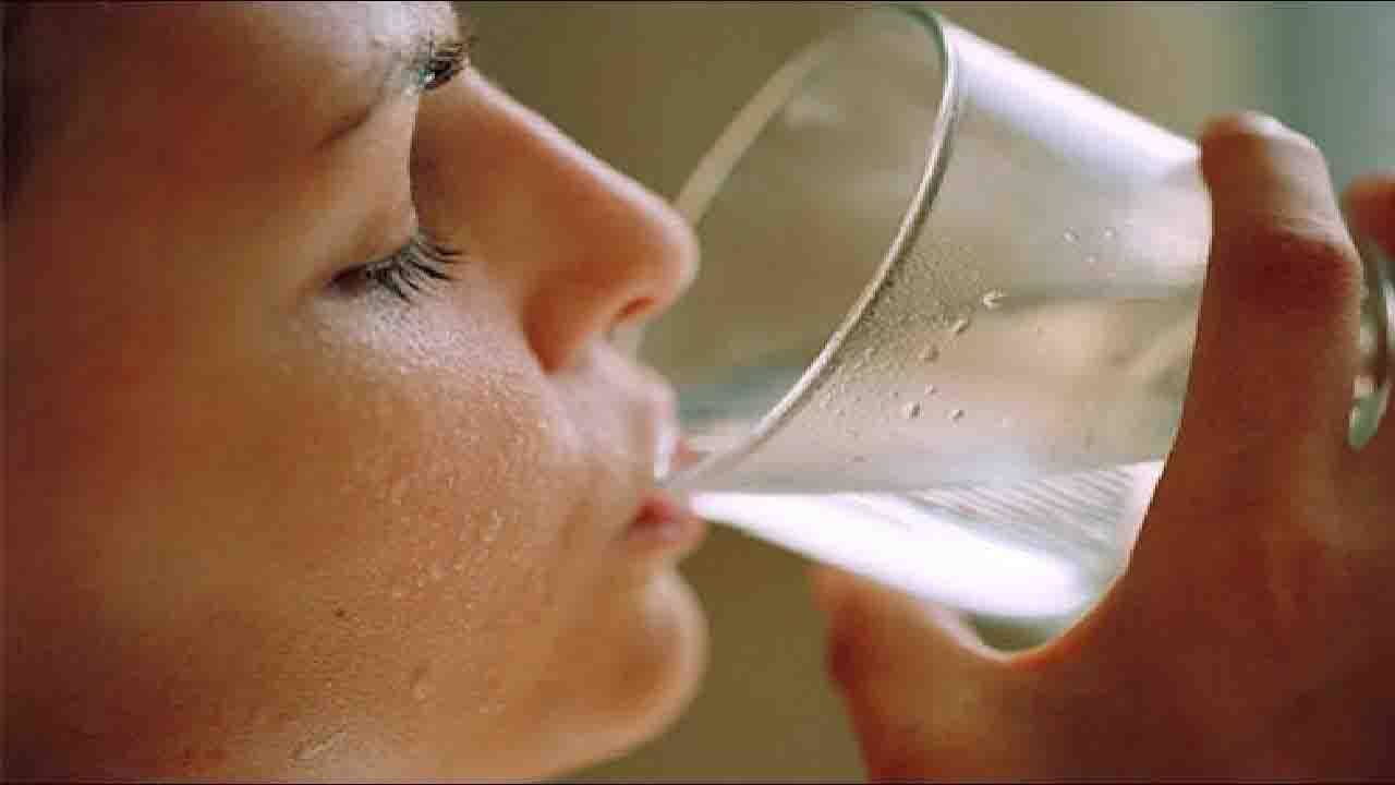 क्या आप भी बिना ब्रश किए रोज सुबह पानी पीते हैं, तो इसके फायदे जानकर आप हैरान रह जाएंगे