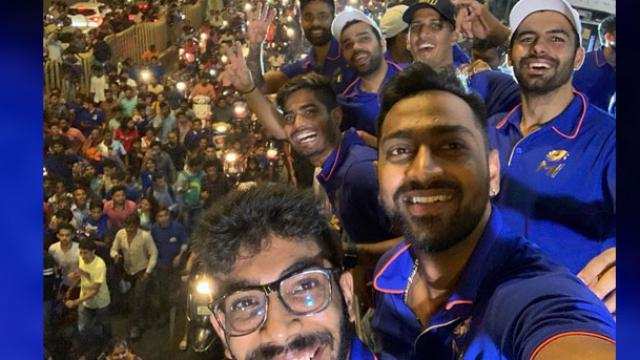 आईपीएल खिताब जीतने के बाद जश्न में डूबी मुंबई इंडियंस