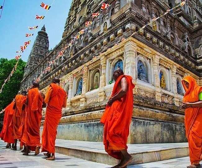 जानिए नंगे पैर मंदिर जाने के पीछे का वैज्ञानिक कारण