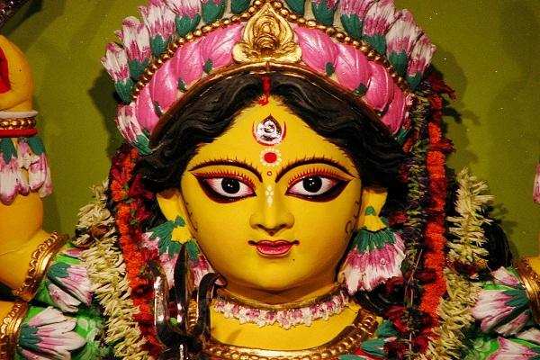 शारदीय नवरात्रि तीसरे दिन करें देवी चंद्रघंटा की उपासना, प्रसाद में चढ़ाएं इन चीजें को