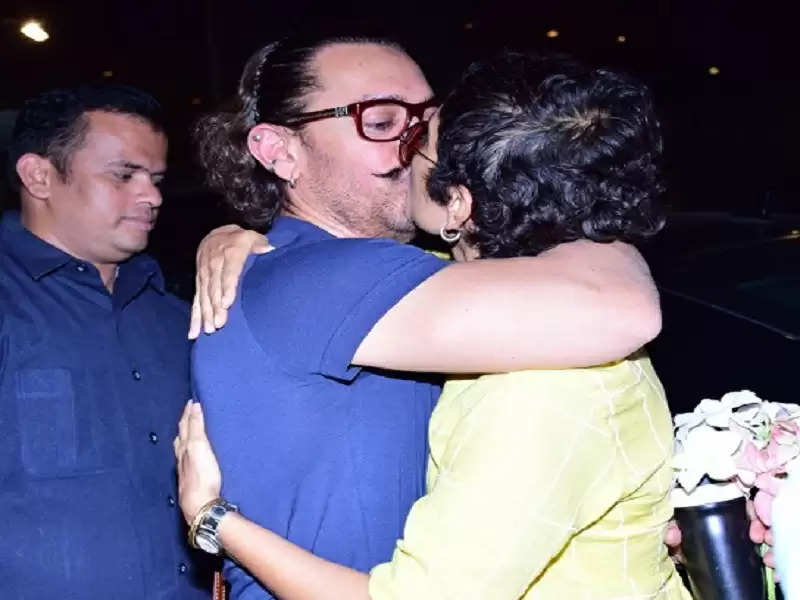 OMG! सरेआम आमिर ने पत्नी किरण राव को किया Kiss, देखें तस्वीर