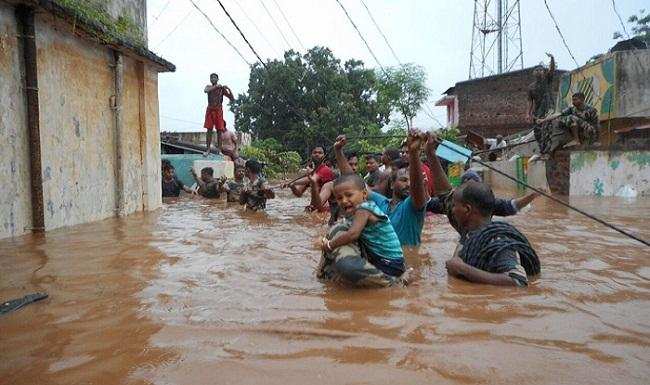 बिहार में भारी बारिश से नदियां उफान पर, 15 जिलों के 50 लाख लोगों पर बाढ़ का खतरा