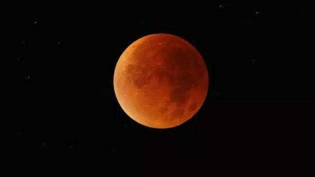 इस साल भी गुरु पूर्णिमा के दिन पड़ रहा चंद्र ग्रहण, जानें भारत में क्य