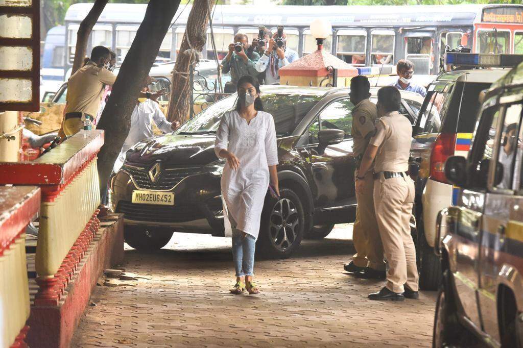 SSR Death Case: जेल से छूटते ही रिया चक्रवर्ती ने लिया एक्शन, हाई कोर्ट से सुशांत की बहनों की FIR रद्द करने की अपील