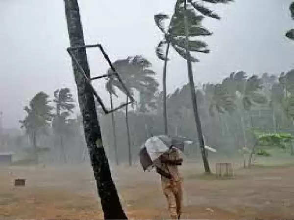 मंडी : हिमाचल के 10 जिलों में दिखेगा ताऊ ते का असर:19-20 मई काे प्रदेश में 40 किमी प्रति घंटा की रफ्तार से चलेगा तूफान, होगी भारी बारिश