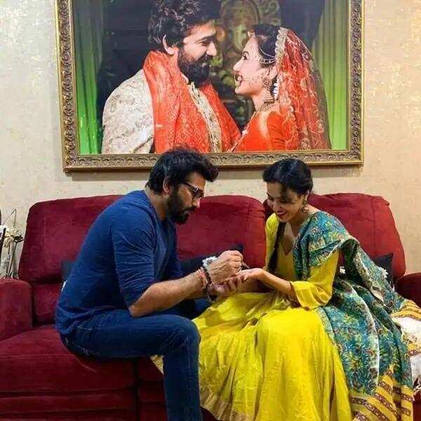 Karwa Chauth 2020: TV की इन अभिनेत्रियों ने इस अंदाज में अपने पतियों के साथ मनाया करवा चौथ का त्योहार, देखें तस्वीरें