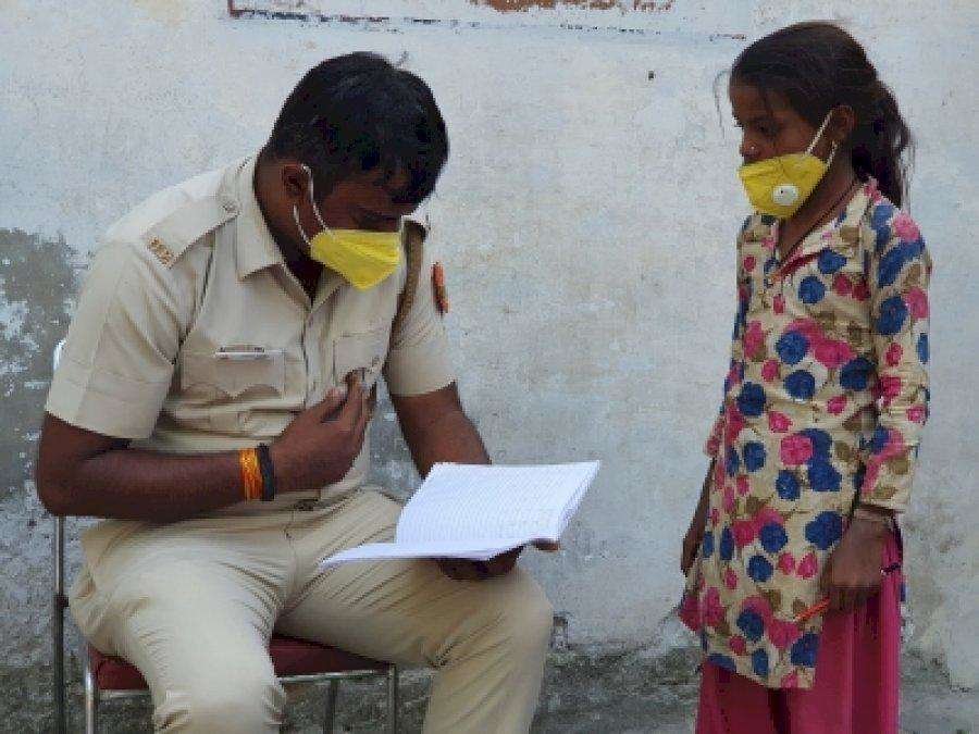 Delhi Police के कांस्टेबल थान सिंह लगाते हैं गरीब बच्चों की पाठशाला