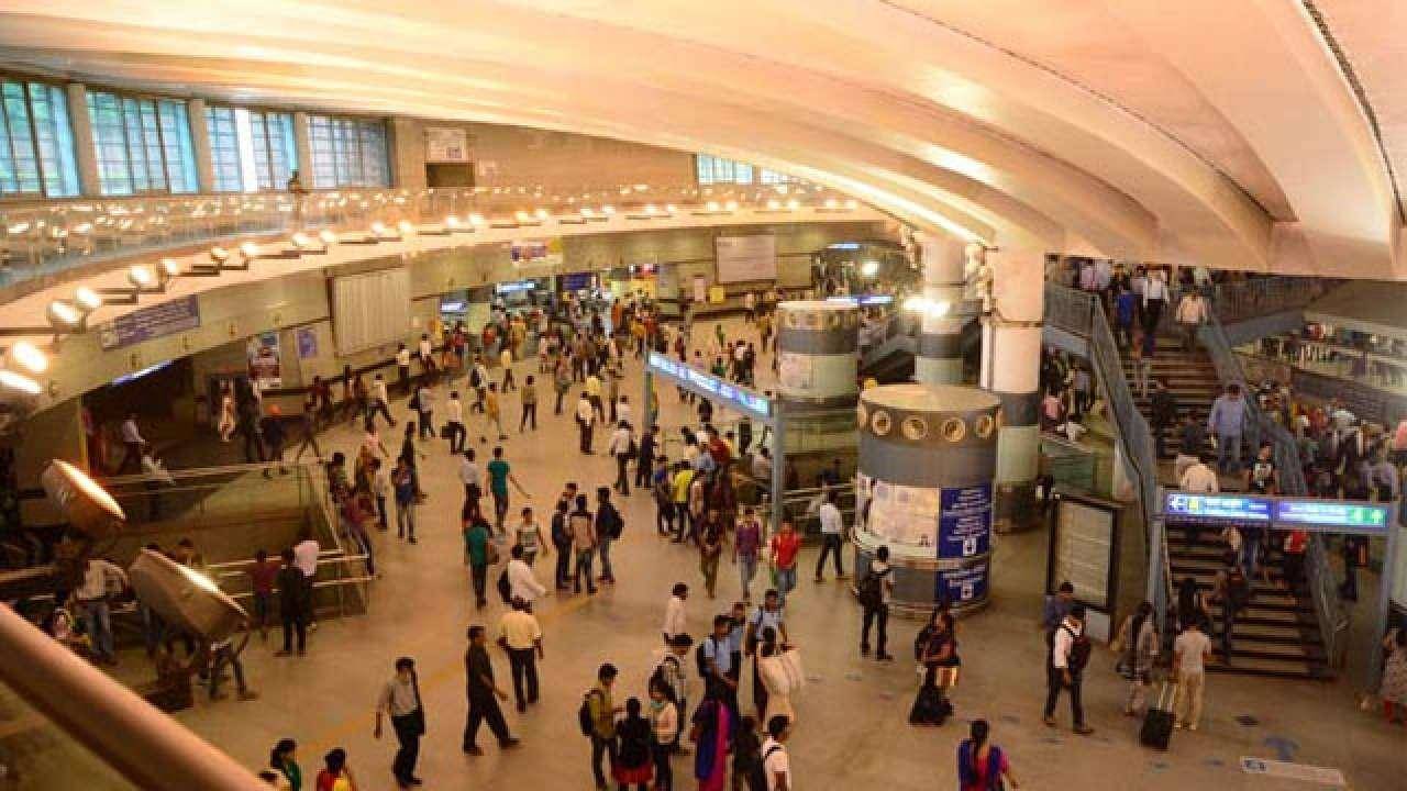 Delhi:मेट्रो पर लगा रहे थे नारे-"गोली मारो...को", 6 लोग हिरासत में 