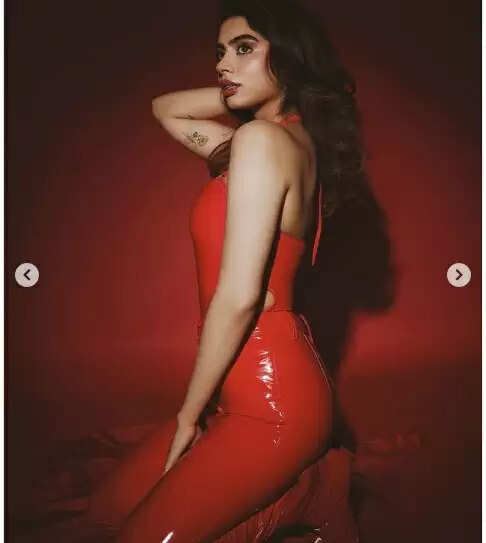 Khushi Kapoor: सोशल मीडिया पर वायरल हुआ खुशी कपूर का ग्लैमरस अवतार