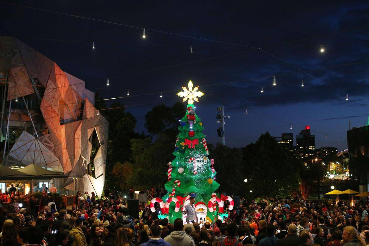 देखें दुनिया के रंग-बिरंगे क्रिसमस ट्री को, आपका फेवरेट कौन है?