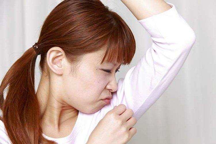 Health Tips: इन नुस्खों से शरीर की दुर्गंध से पाएं छुटकारा