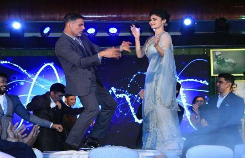 गोल्ड का पहला गाना रिलीज मराठी में मौनी से इश्क फरमाते हुए दिखे अक्षय