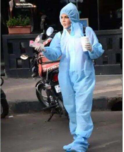 Rakhi Sawant: कोरोना काल में मुंबई की सड़कों पर पीपीई किट में नजर आई राखी सावंत, वायरल तस्वीरें और वीडियो