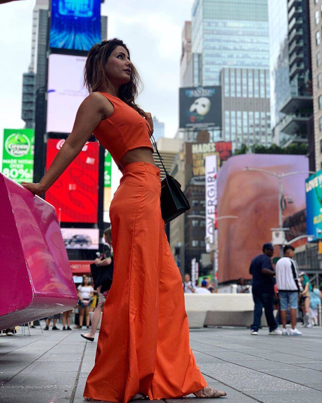 न्यूयॉर्क में हॉटनेस का जलवा बिखेर रही हिना खान, देखें तस्वीरें